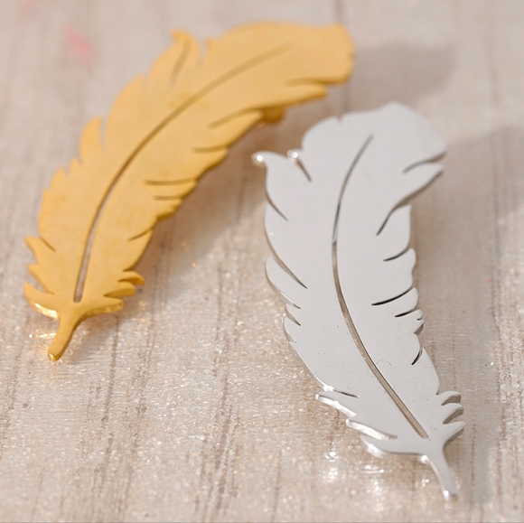 Charm Feather Brooch - Picture 2 of 2